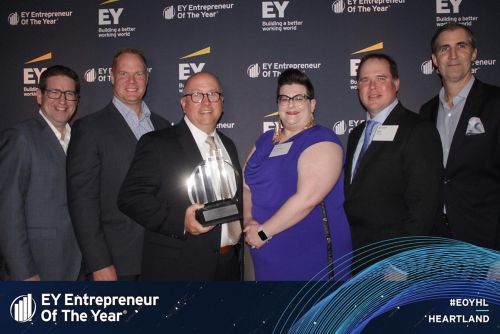 image of Deluxe employees and CEO, Barry McCarthy holding an award
