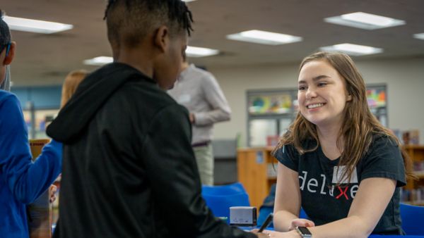 A Deluxe Employee works at a volunteer event 