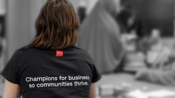 A Deluxe Employee works at a volunteer event 